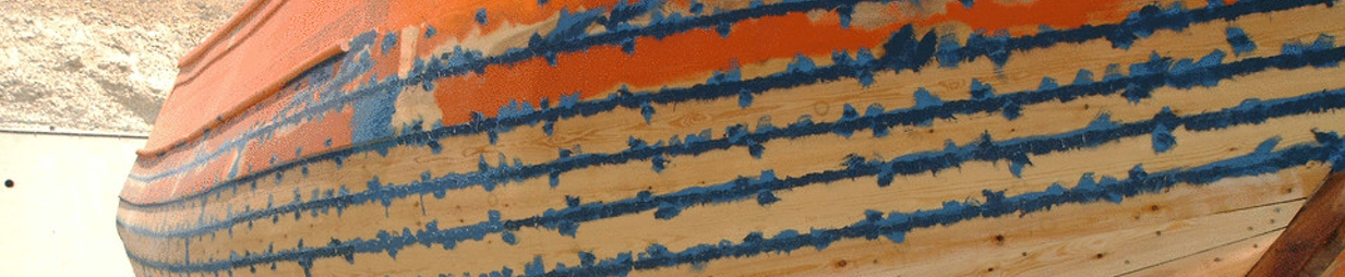 Calafateo o sellado de las tracas de un barco de madera