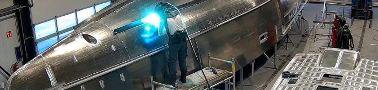 Soldado de un casco de aluminio