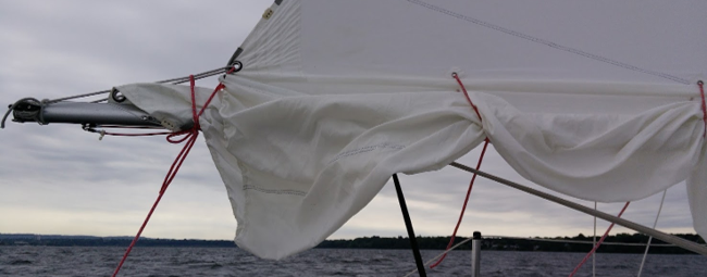 Vela mayor con rizos sujetos por matafiones