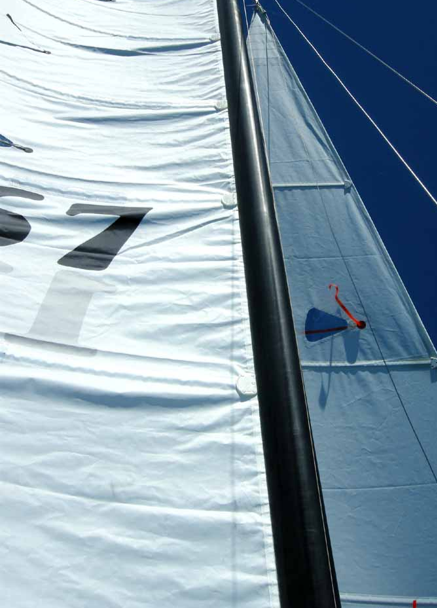 Arrugas horizontales en el gratil de la vela