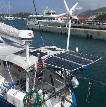 Velero con panel solar y generador eólico