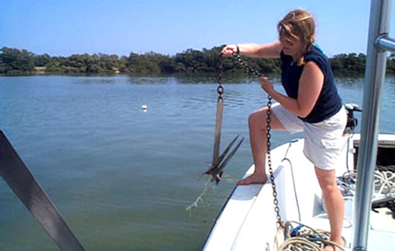 Sosteniendo el ancla a la pendura