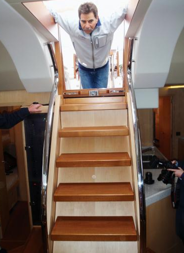 Zona húmeda al pie de la escalera