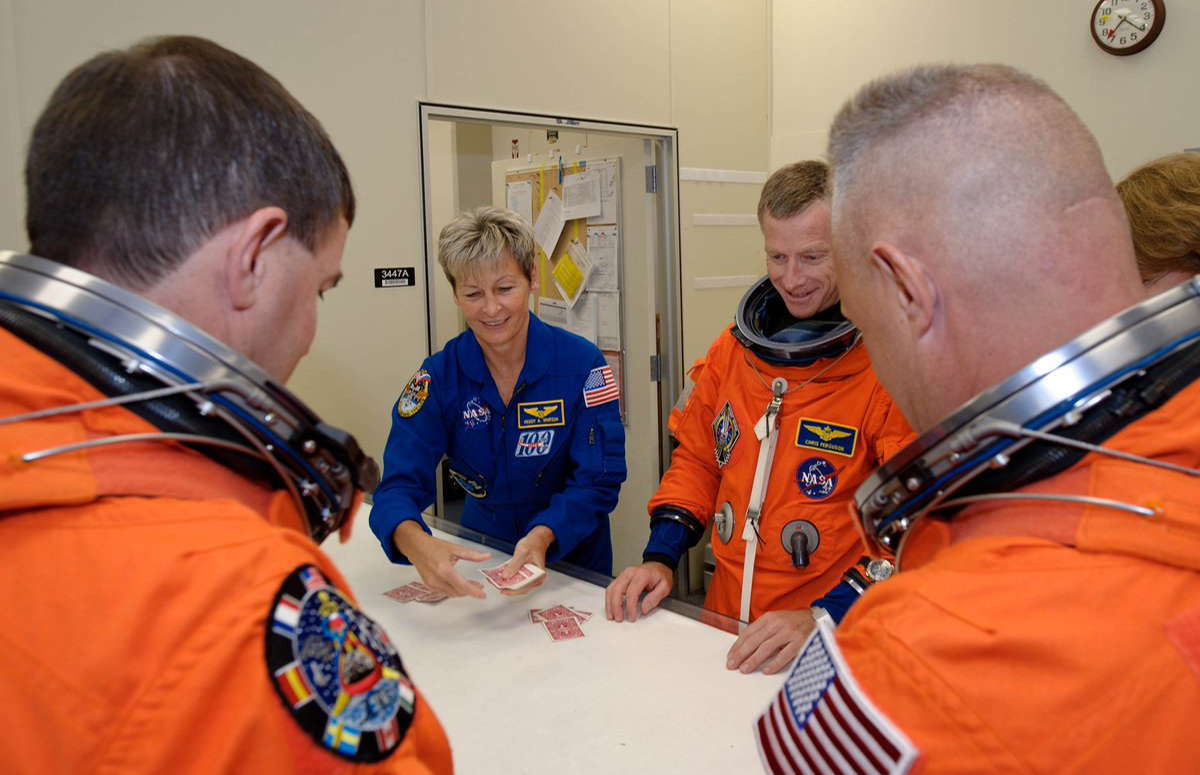 El ritual del juego de cartas de los astronautas de la NASA