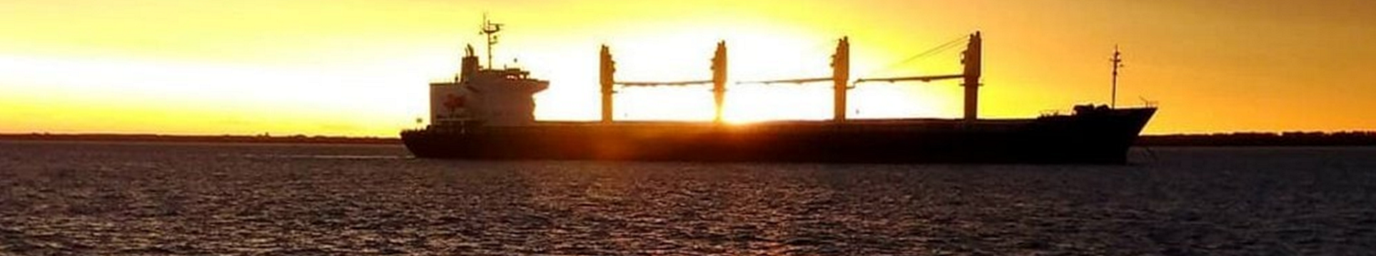 Buque en la ppuesta del Sol